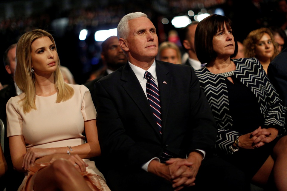 Clinton và Trump "khẩu chiến" gay gắt đến phút chót - 5
Ivanka Trump, con gái ông Trump, chăm chú theo dõi cuộc tranh luận. Ngồi cạnh cô là ứng viên phó tổng thống Mike Pence và vợ ông. (Ảnh: Reuters)