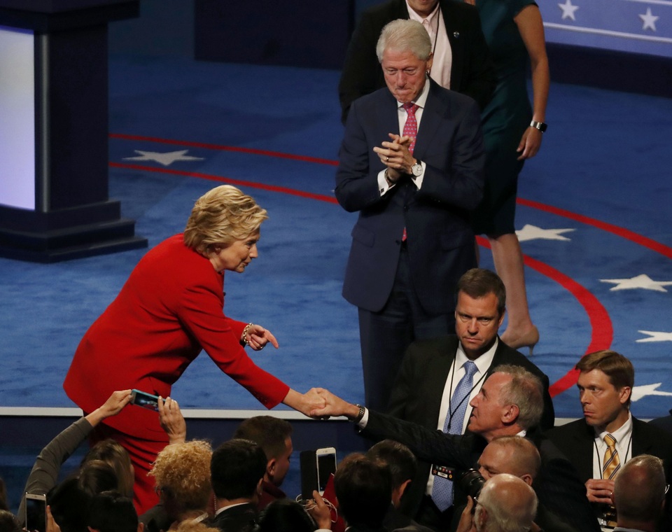 Clinton và Trump "khẩu chiến" gay gắt đến phút chót - 2
Cựu Tổng thống Bill Clinton cũng tới theo dõi cuộc tranh luận trực tiếp (Ảnh: Reuters)