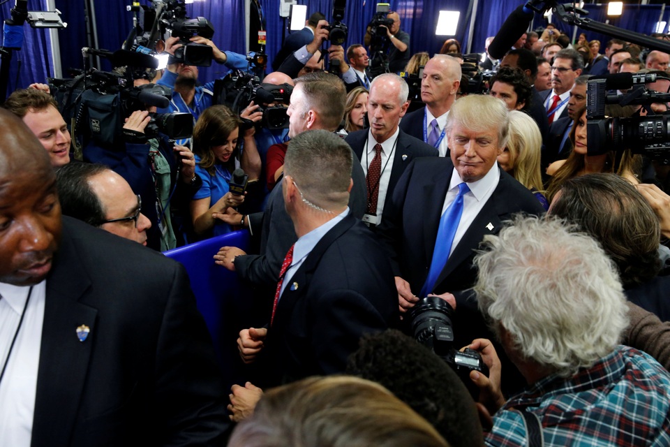 Clinton và Trump "khẩu chiến" gay gắt đến phút chót - 3
Ông Trump trong vòng vây của báo giới sau cuộc tranh luận (Ảnh: Reuters)