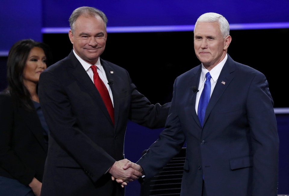 "Phó tướng" của Clinton ví ông Trump như "gã khùng" - 12
Ông Kaine (trái) và Pence bắt tay trước khi bước vào tranh luận (Ảnh: Reuters)