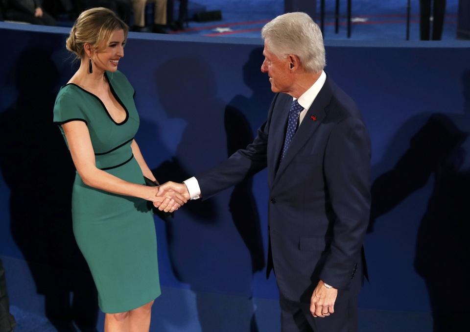 Bà Trump “gây sốt” với trang phục tại buổi tranh luận của chồng - 5
Ivanka diện một chiếc váy màu xanh ôm sát thân tại buổi tranh luận của cha. (Ảnh: Reuters)