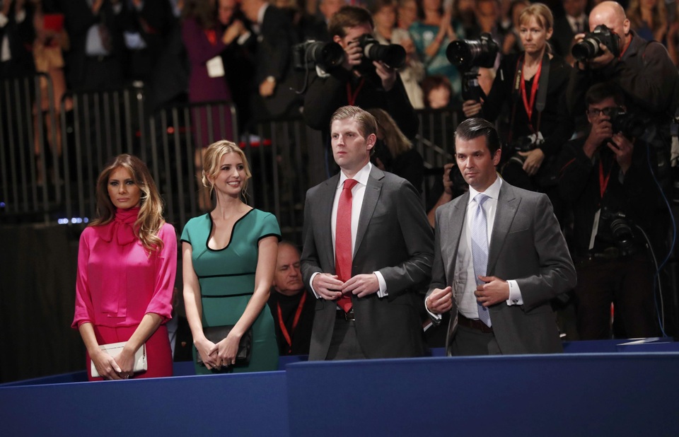 Bà Trump “gây sốt” với trang phục tại buổi tranh luận của chồng - 4
Trang phục của Ivanka Trump cũng thu hút sự chú ý. (Ảnh: Reuters)