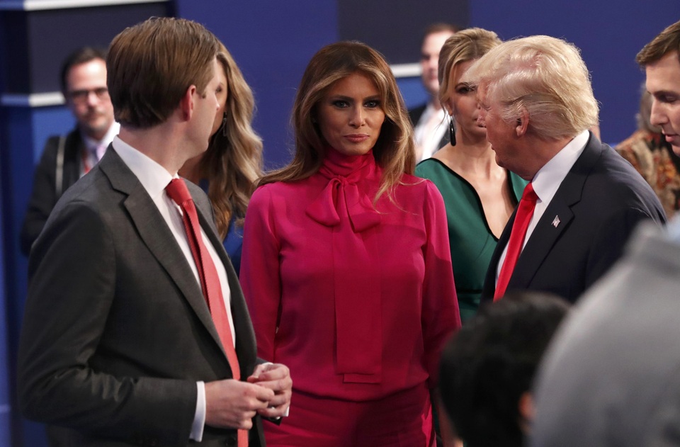 Bà Trump “gây sốt” với trang phục tại buổi tranh luận của chồng - 3
Chiến dịch của ông Trump nói rằng, trang phục bà Melania chọn mặc tại buổi tranh luận không hề có chủ ý. (Ảnh: Reuters)