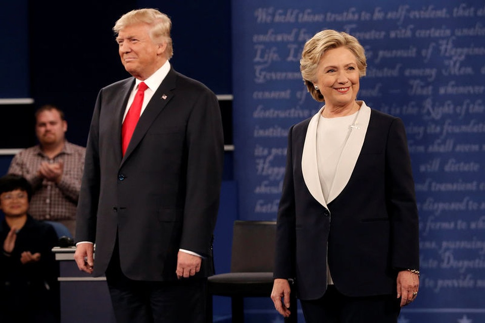 Lộ diện nhà thiết kế được Hillary Clinton “chọn mặt gửi vàng” - 1
Bà Clinton trong cuộc tranh luận lần 2 với đối thủ Donald Trump ngày 9/10 (Ảnh: Reuters)