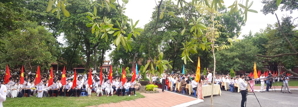 Lãnh đạo Đảng, Nhà nước dự khai giảng cùng các em học sinh - 58 Lễ khai giảng tại trường THPT chuyên Quốc Học Huế. (Ảnh: Đại Dương)