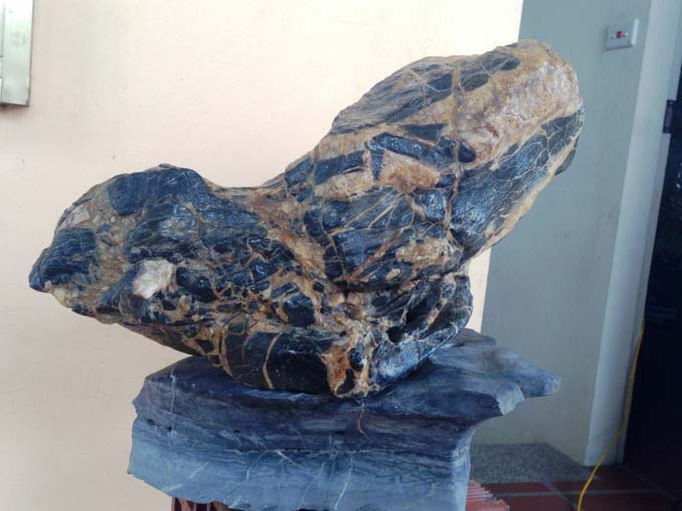 Nam Định: Hòn đá 50 nghìn đồng giờ được trả tiền tỷ - 1 Hòn đá tự nhiên không hề bị đục đẽo hay chắp vá.