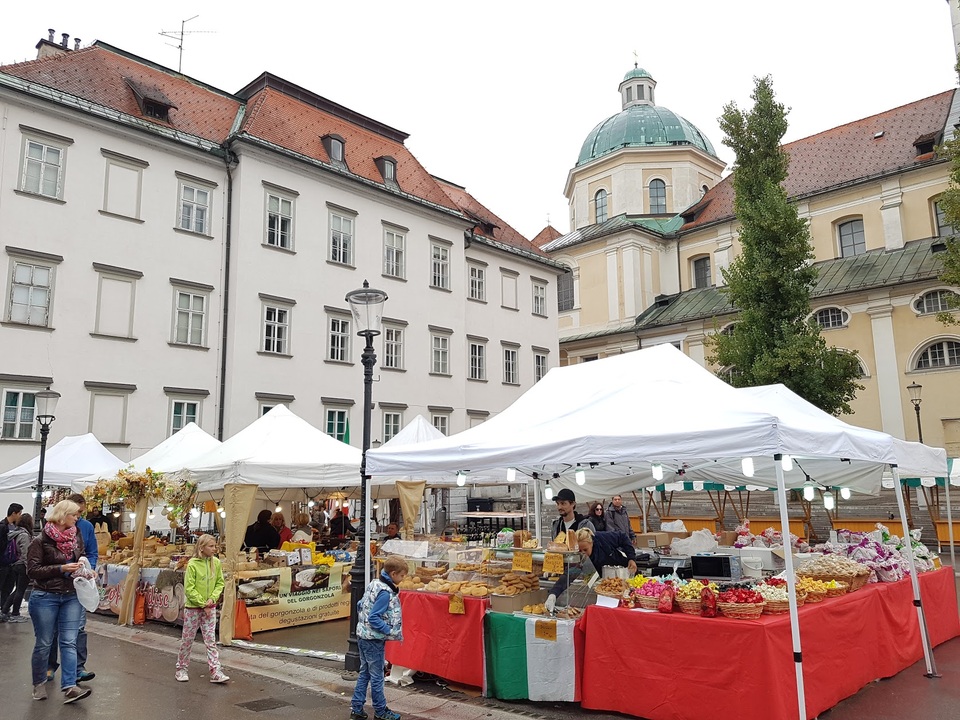 
Một góc chợ ở Slovenia gợi nhắc tới những khu chợ Giáng sinh tháng 12 ở các nước châu Âu
