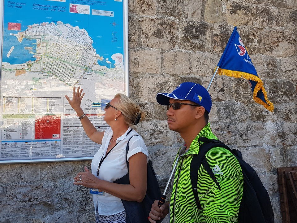 
Hướng dẫn viên bản địa và của Vietravel giới thiệu thành phố Dubrovnik tới du khách
