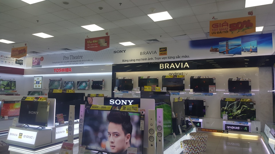 TV 4K giảm giá mạnh hút khách, TV màn hình cong vẫn kén người mua - 2
Tính năng kết nối Internet đang là yêu cầu khi mua sắm của người dùng.