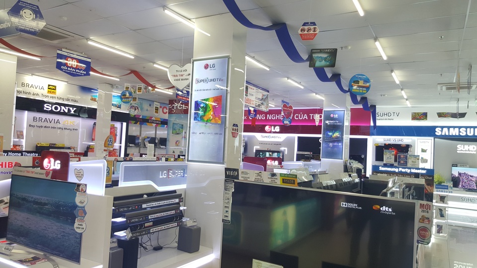 TV 4K giảm giá mạnh hút khách, TV màn hình cong vẫn kén người mua - 1
Xu hướng người dùng đã chuyển dịch mua những mẫu TV 4K màn hình cỡ lớn.