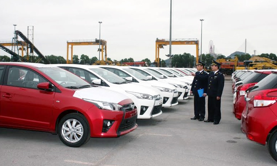 Xe nhập tắc đường về, ô tô mùa Tết tăng giá - 2
Nhiều DN đứng ngồi không yên vì Giấy chứng nhận cơ sở bảo hành, bảo dưỡng ô tô đủ điều kiện sẽ hết hạn vào 31/12 tới.