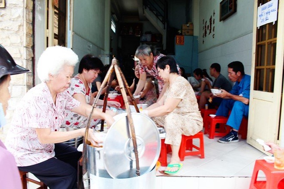 Đi canh giờ, xếp hàng chờ ghế: Quán ăn 'không nhanh hết phần' - 1
Quán bánh canh cô tóc bạc.