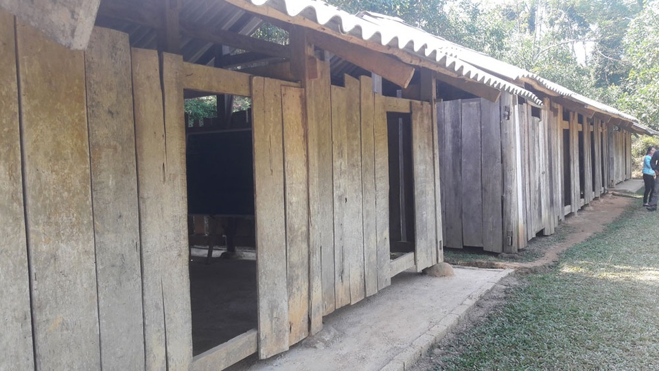 Ở nơi một cô giáo chỉ đứng lớp… 4 học sinh - 4
Dãy phòng học đơn sơ nối liền nhau tại điểm trường Khe Cái