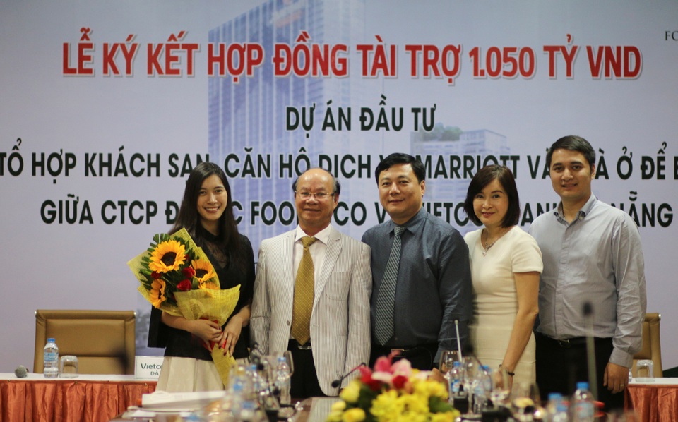 Vietcombank Đà Nẵng ký kết Hợp đồng tín dụng tài trợ vốn đầu tư Dự án Marriot - 1
Đại diện Vietcombank Đà Nẵng và CTCP Địa ốc Foodinco ký Hợp đồng Tín dụng
