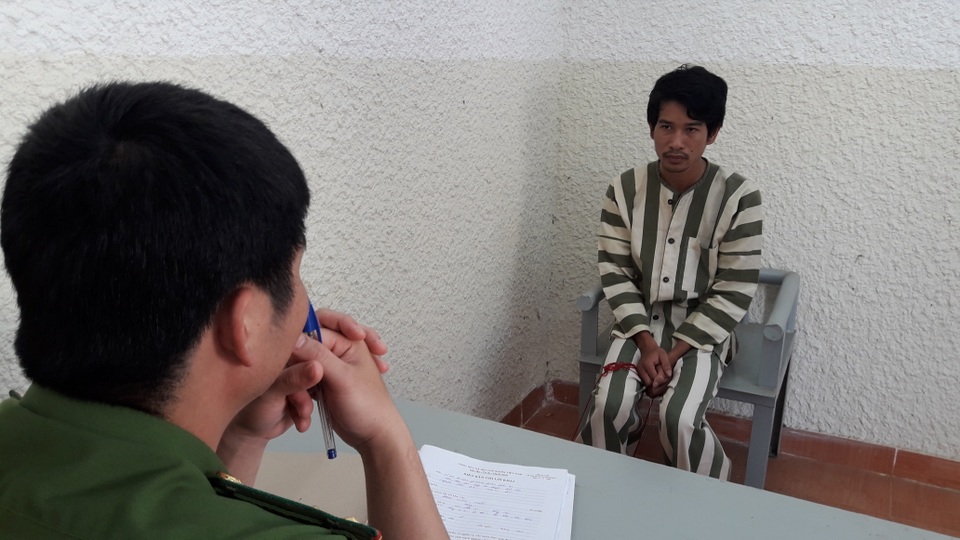 Đối tượng nghi truy sát người trong quán bida ra đầu thú - 1 Đối tượng Phạm Minh Nhật tại cơ quan công an