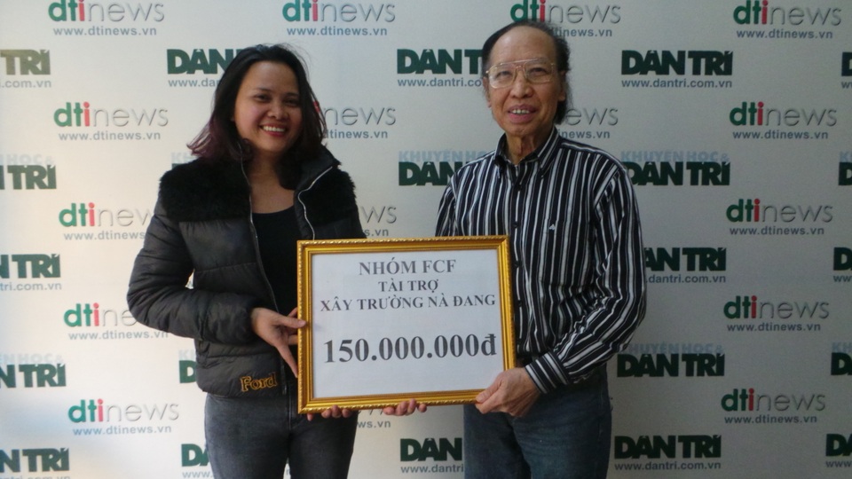 
Đại diện Quỹ For Chiildren Foundation (trái) trao số tiền 150 triệu đồng đến nhà báo Phạm Huy Hoàn, Tổng Biên tập báo Dân trí để xây dựng công trình điểm trường Nà Đang
