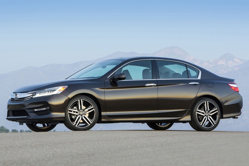 Nhà giàu Mỹ mua xe gì? - 10
10. Honda Accord: Đây là mẫu xe con duy nhất trong top 10. Ưu điểm điểm của Accord là bên trong rộng rãi, nhiều trang thiết bị và tính năng vận hành khá.