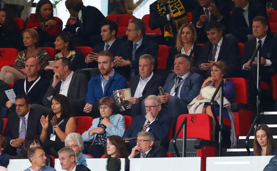 Nhìn lại trận thua mất mặt của MU trước Watford - 7
HLV Sam Allardyce (thứ 2 bên phải sang hàng ghế đỏ thứ 2 từ dưới lên) đến theo dõi trận đấu của MU