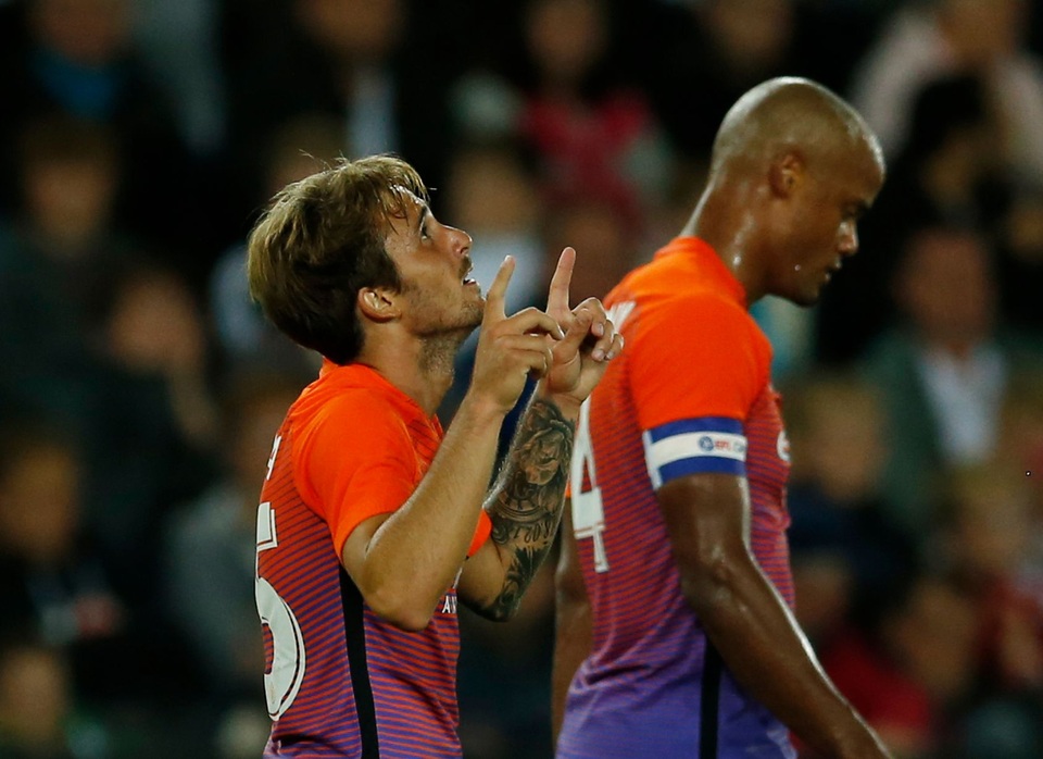 Nhìn lại chiến thắng của Man City trước Swansea - 13
Garcia cảm ơn chúa trời sau khi ghi bàn