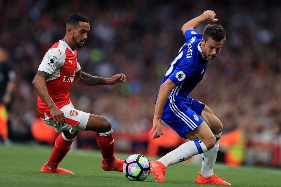Nhìn lại chiến thắng đẹp của Arsenal trước Chelsea - 11
Walcott đi bóng khiến Azpilicueta chống đỡ vất vả. Cánh trái của Chelsea liên tục bị khoét trong trận đấu này
