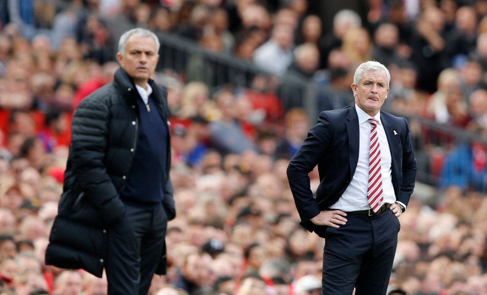 Nhìn lại trận hòa thất vọng của MU trước Stoke - 11
Mark Hughes (phải) đang gặp nhiều áp lực do đội bóng của ông đang đứng áp chót bảng xếp hạng