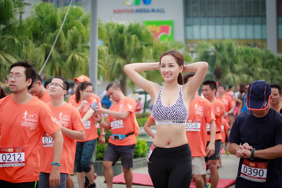 Hoa hậu Mai Phương Thuý mặt mộc chay bộ vào sáng sớm - 11 Hoa hậu Mai Phương Thuý mặt mộc chay bộ vào sáng sớm - 11