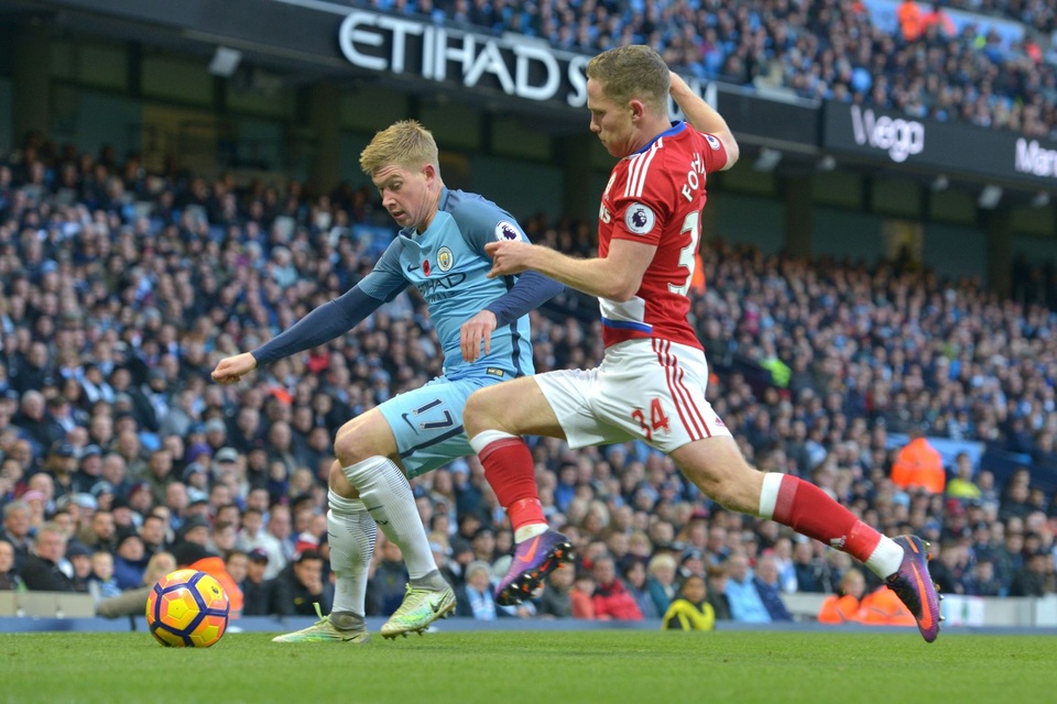 
De Bruyne đi bóng trước sự truy cản quyết liệt của Forshaw

 
