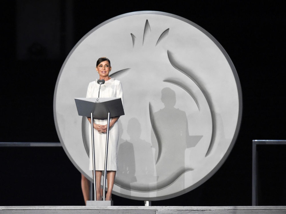 Những "bóng hồng" nổi tiếng phía sau các nguyên thủ thế giới - 22 
Bà Mehriban cũng là một nghị sĩ. Bà đứng đầu một ủy ban về quan hệ liên quốc hội giữ Baku với Pháp. (Ảnh: AFP)