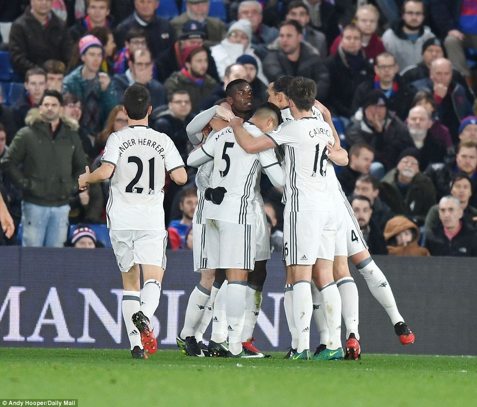 
Các cầu thủ MU ăn mừng bàn thắng mở tỉ số
