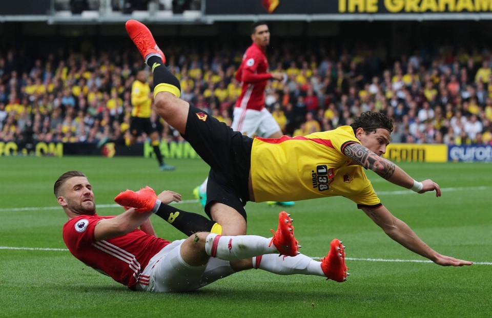 Nhìn lại trận thua mất mặt của MU trước Watford - 8
Shaw tranh bóng với Janmmat, hai hậu vệ cánh cùng ngã trong tình huống này