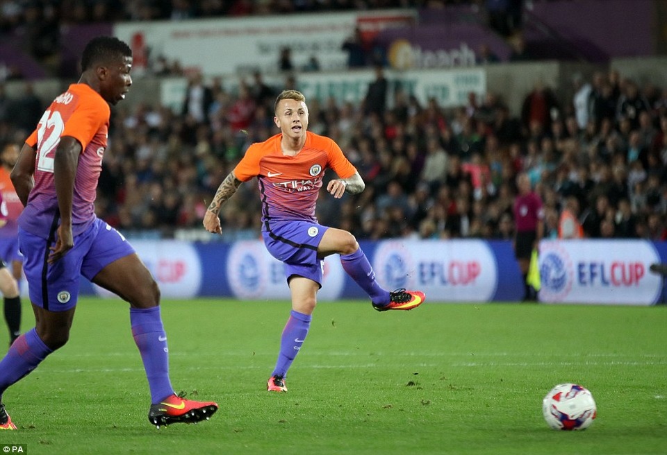 Nhìn lại chiến thắng của Man City trước Swansea - 14
Tiền vệ trẻ Angelino được Mourinho tin dùng từ đầu trận