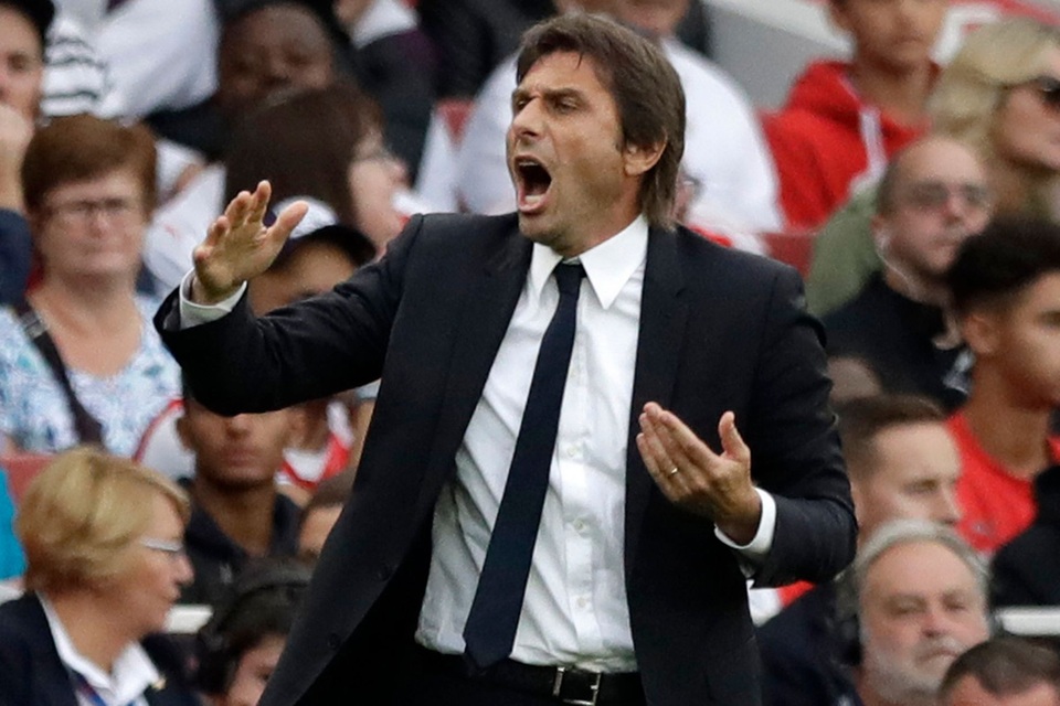 Nhìn lại chiến thắng đẹp của Arsenal trước Chelsea - 12
Conte hò hét chỉ đạo học trò thi đấu...