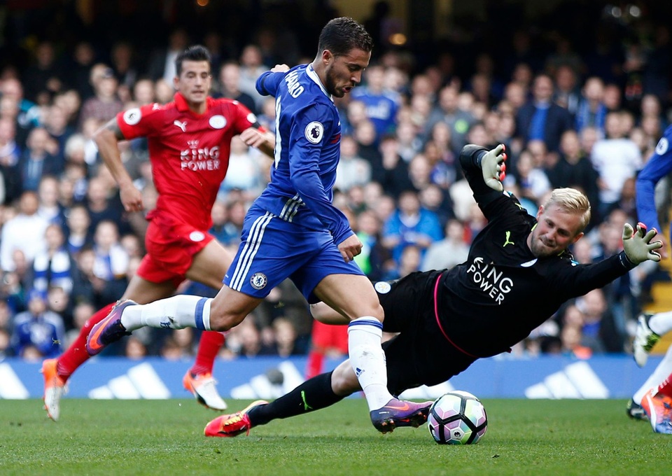 Nhìn lại chiến thắng thuyết phục của Chelsea trước Leicester - 11
Tới phút 33, Hazard vượt qua Schmeichel để ghi bàn thắng thứ hai cho Chelsea