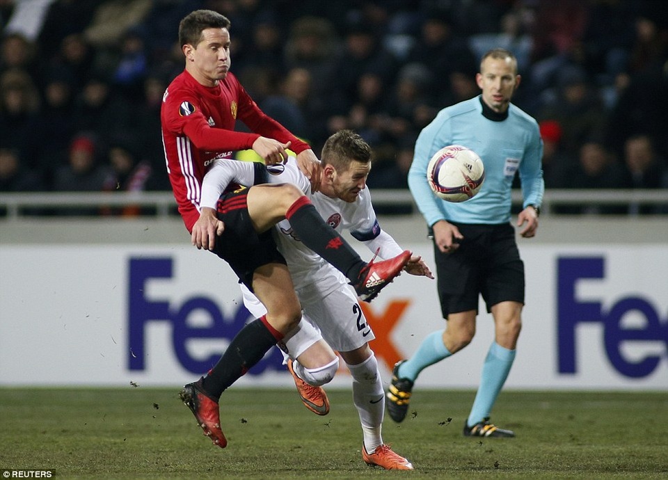 
Herrera (trái) thi đấu rất quyết liệt. Mặc dù không có thể hình tốt nhưng tiền vệ người Tây Ban Nha tranh chấp rất mạnh mẽ
