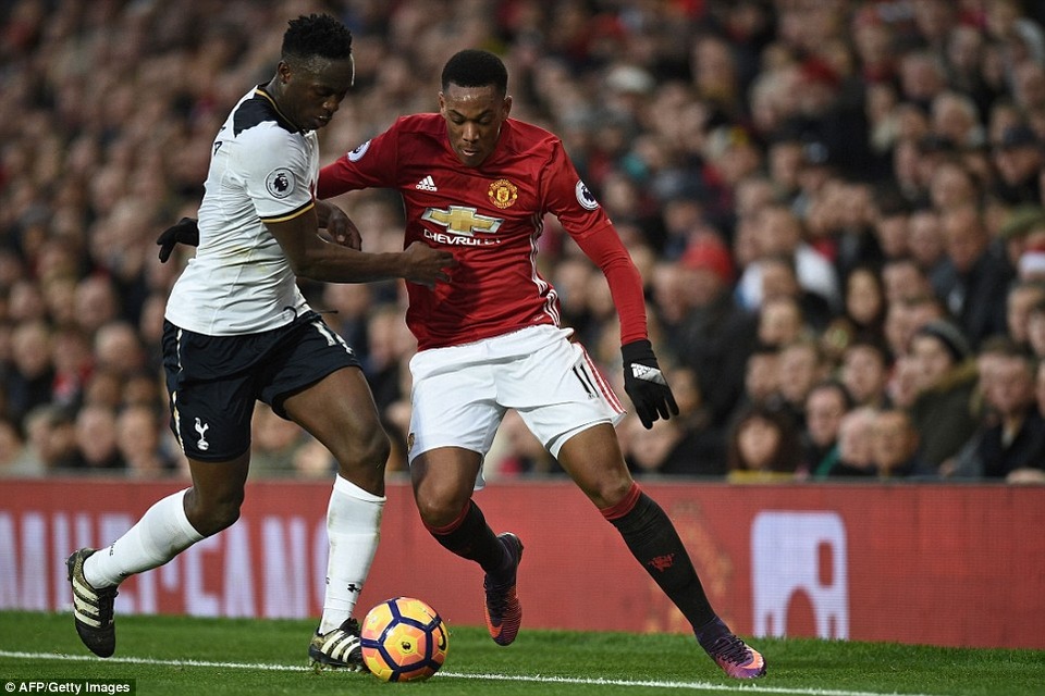 Nhìn lại chiến thắng quan trọng của MU trước Tottenham - 10
Wanyama (trái) đeo bám Martial. Tiền đạo người Pháp chơi rất thường ở trận đấu này