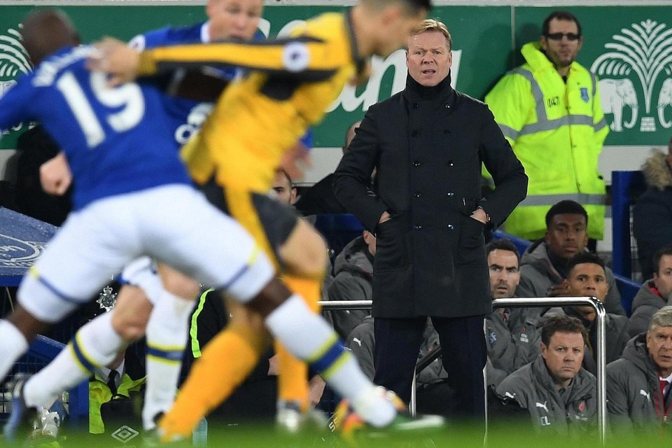 Nhìn lại thất bại cay đắng của Arsenal trên sân Everton - 10
Koeman lo lắng đứng bên ngoài đường biên quan sát học trò thi đấu