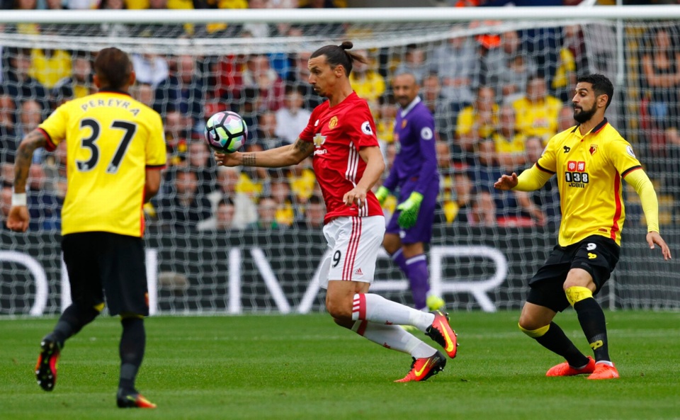 Nhìn lại trận thua mất mặt của MU trước Watford - 9
Một pha đỡ bóng và dứt điểm của Ibrahimovic
