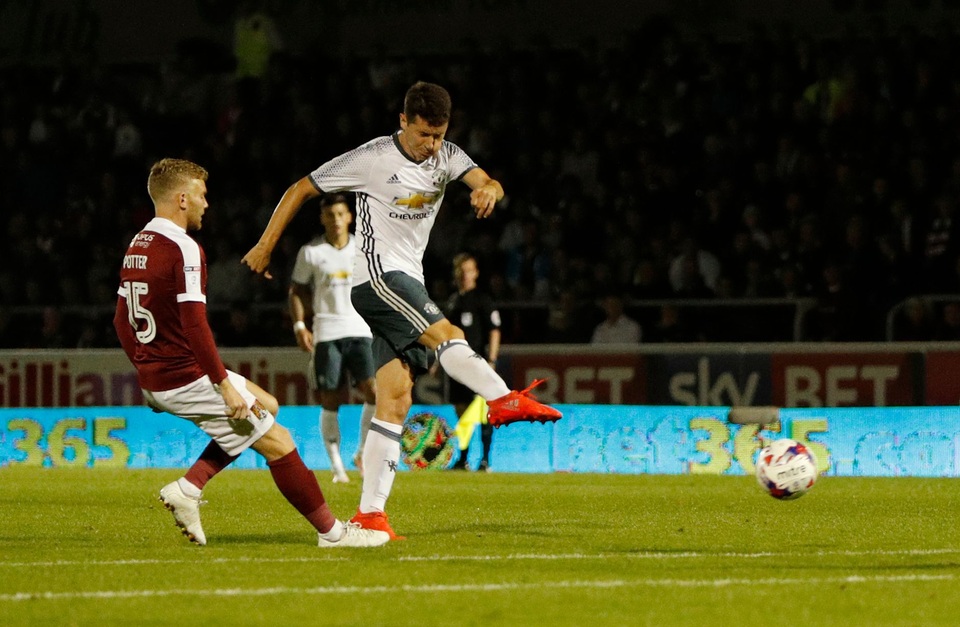Nhìn lại chiến thắng của MU trước Northampton - 14
Herrera dứt điểm từ bên ngoài vòng cấm nâng tỉ số lên 2-1