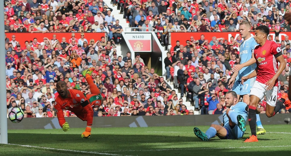Nhìn lại trận hòa thất vọng của MU trước Stoke - 13
Thủ thành Grant cản phá pha dứt điểm ở cự ly gần của Lingard