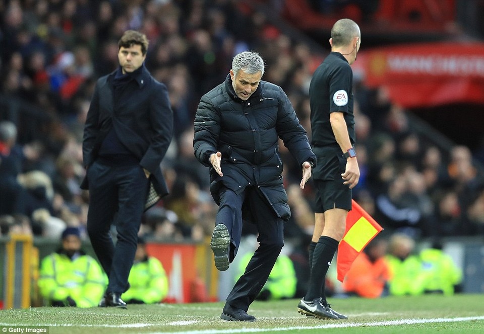 Nhìn lại chiến thắng quan trọng của MU trước Tottenham - 11
Một tình huống mô phạm rất hài hước của Mourinho bên ngoài sân cỏ