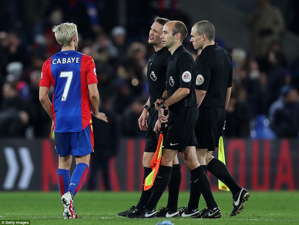 
Cabaye phàn nàn về công tác trọng tài khi bước vào giờ nghỉ giải lao
