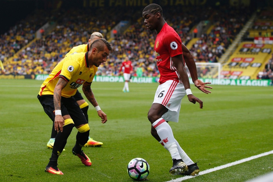 Nhìn lại trận thua mất mặt của MU trước Watford - 10
Pogba đi bóng trước sự truy cản của hai cầu thủ bên phía đội chủ nhà. Tiền vệ người Pháp thường xuyên giữ bóng để tranh chấp tay đôi