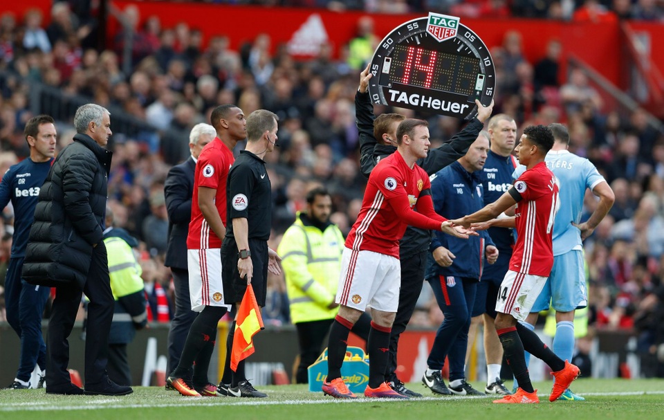 Nhìn lại trận hòa thất vọng của MU trước Stoke - 14
Bế tắc trong tấn công, Mourinho tung Martial và Rooney vào sân thay Lingard, Mata
