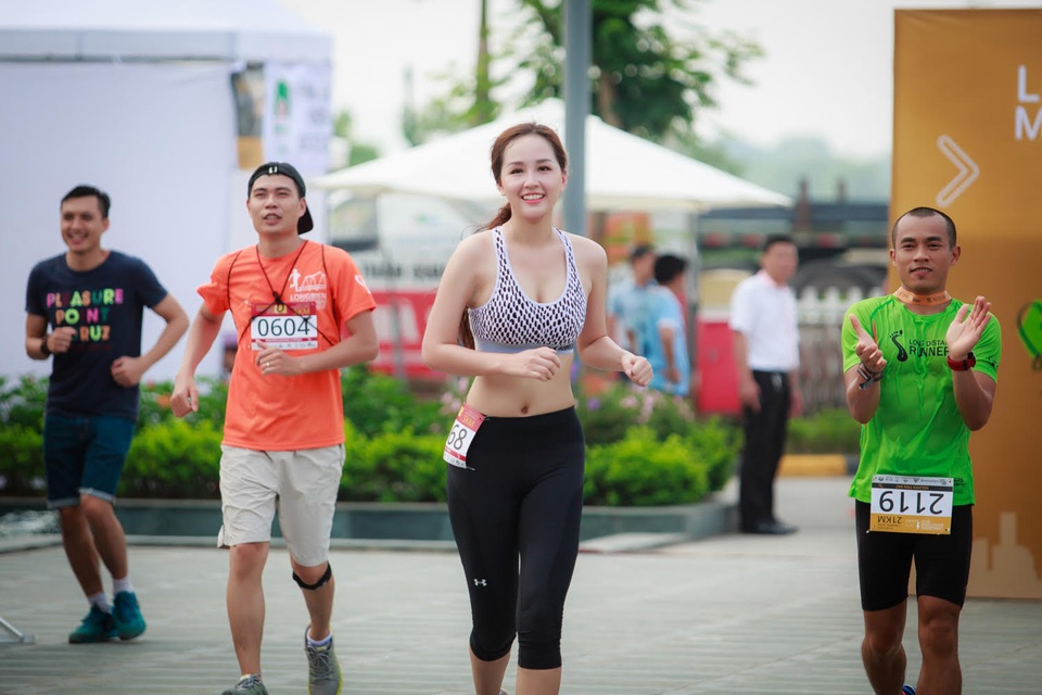 Hoa hậu Mai Phương Thuý mặt mộc chay bộ vào sáng sớm - 14 Hoa hậu Mai Phương Thuý mặt mộc chay bộ vào sáng sớm - 14