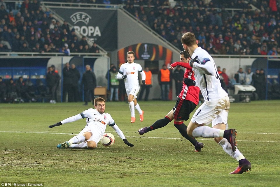 
Phút 48, Mkhitaryan băng xuống dứt điểm chéo góc...
