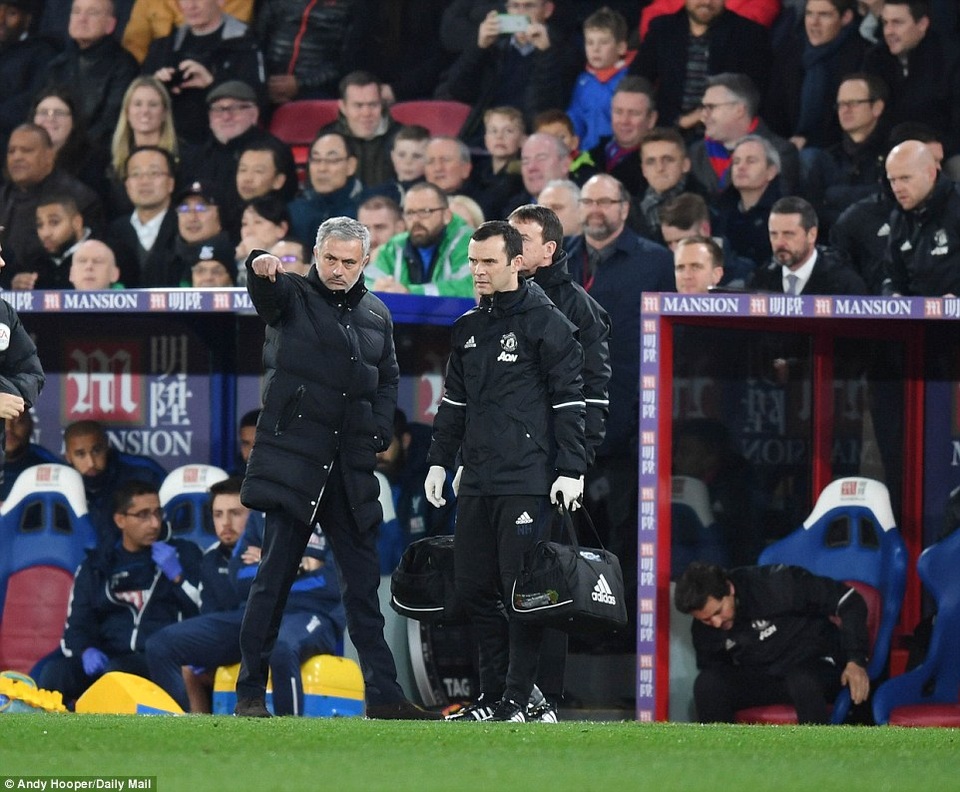 
Mourinho chỉ đạo nhân viên y tế vào sân khi mà Bailly bị đau không thể tiếp tục thi đấu
