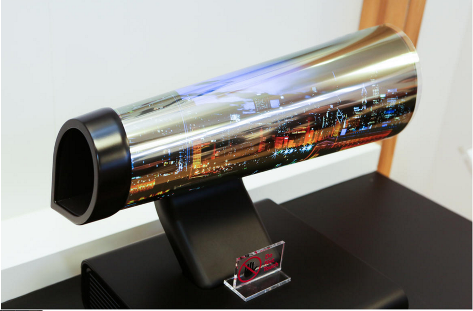 
Bên cạnh đó, nhờ ứng dụng của công nghệ OLED với các tấm nhựa hữu cơ dẻo trong chế tạo mà TV thách thức mọi giới hạn vật lý trước đó khi có thể uốn cong và cuộn tròn. Đây là sản phẩm được trưng bày tại triển lãm công nghệ CES 2016 tại Mỹ vừa qua.
