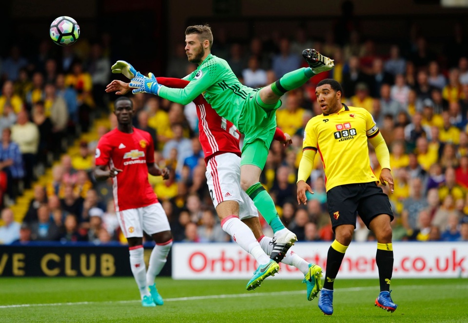 Nhìn lại trận thua mất mặt của MU trước Watford - 11
De Gea trong tình huống lao ra không hiểu ý với Smalling dẫn tới va chạm nội bộ