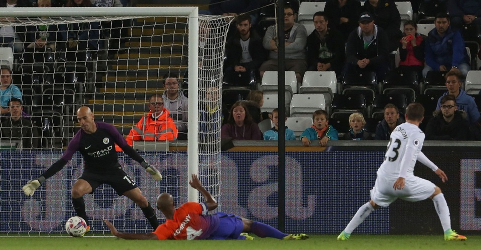 Nhìn lại chiến thắng của Man City trước Swansea - 15
Tới phút bù giờ, Sigurdsson ghi bàn danh dự cho đội chủ nhà
