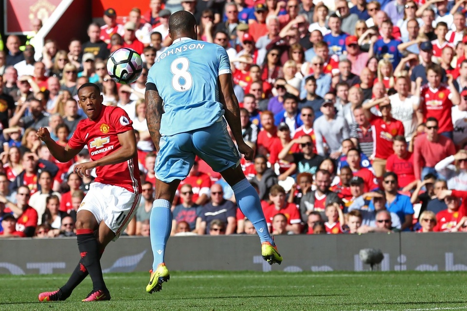 Nhìn lại trận hòa thất vọng của MU trước Stoke - 15
Tiền đạo người Pháp Martial nhanh chóng đặt dấu ấn với bàn thắng mở tỉ số